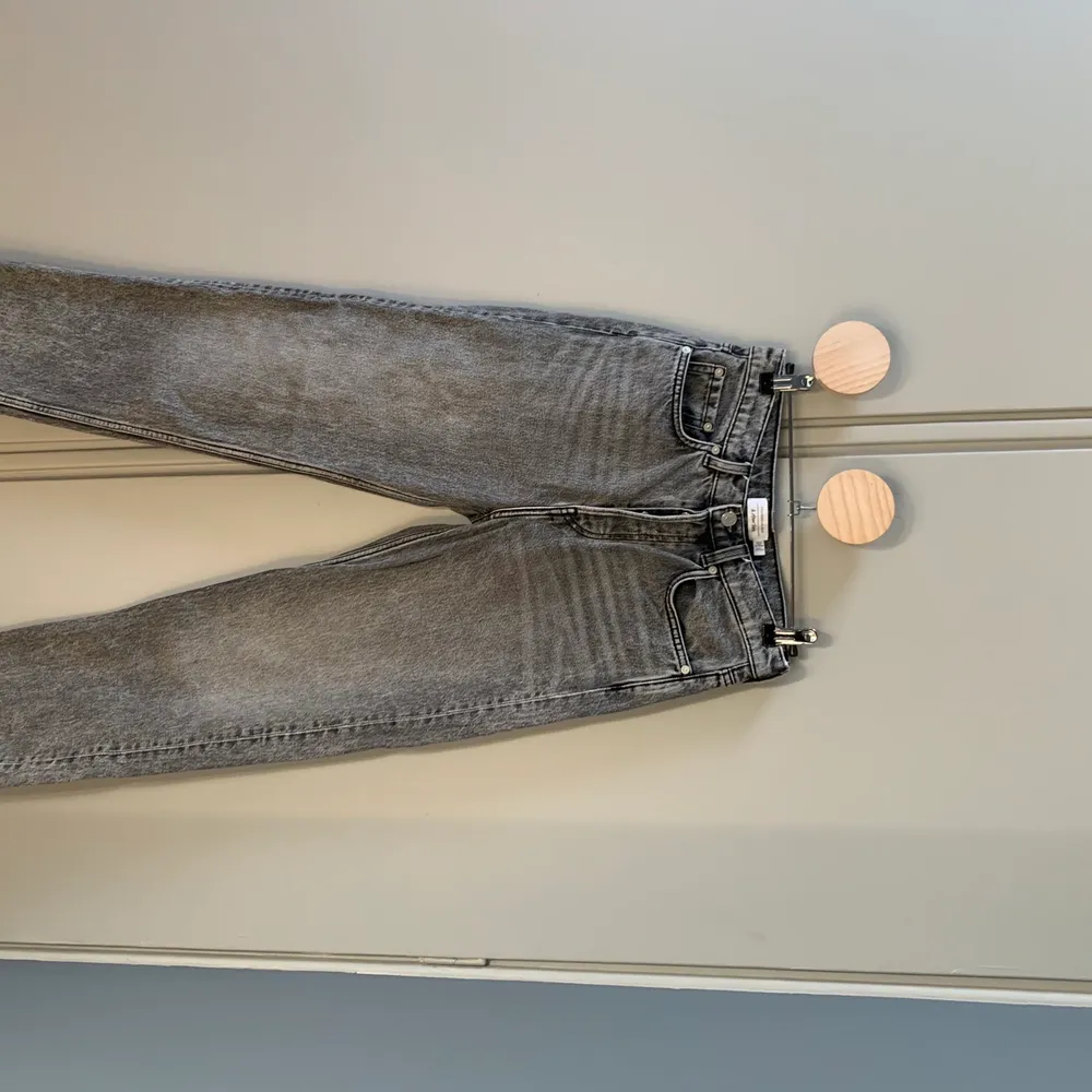 &Otherstories jeans i grå tvätt - snygg passform! Stl 27. Avklippta 1 cm i mudden. . Jeans & Byxor.