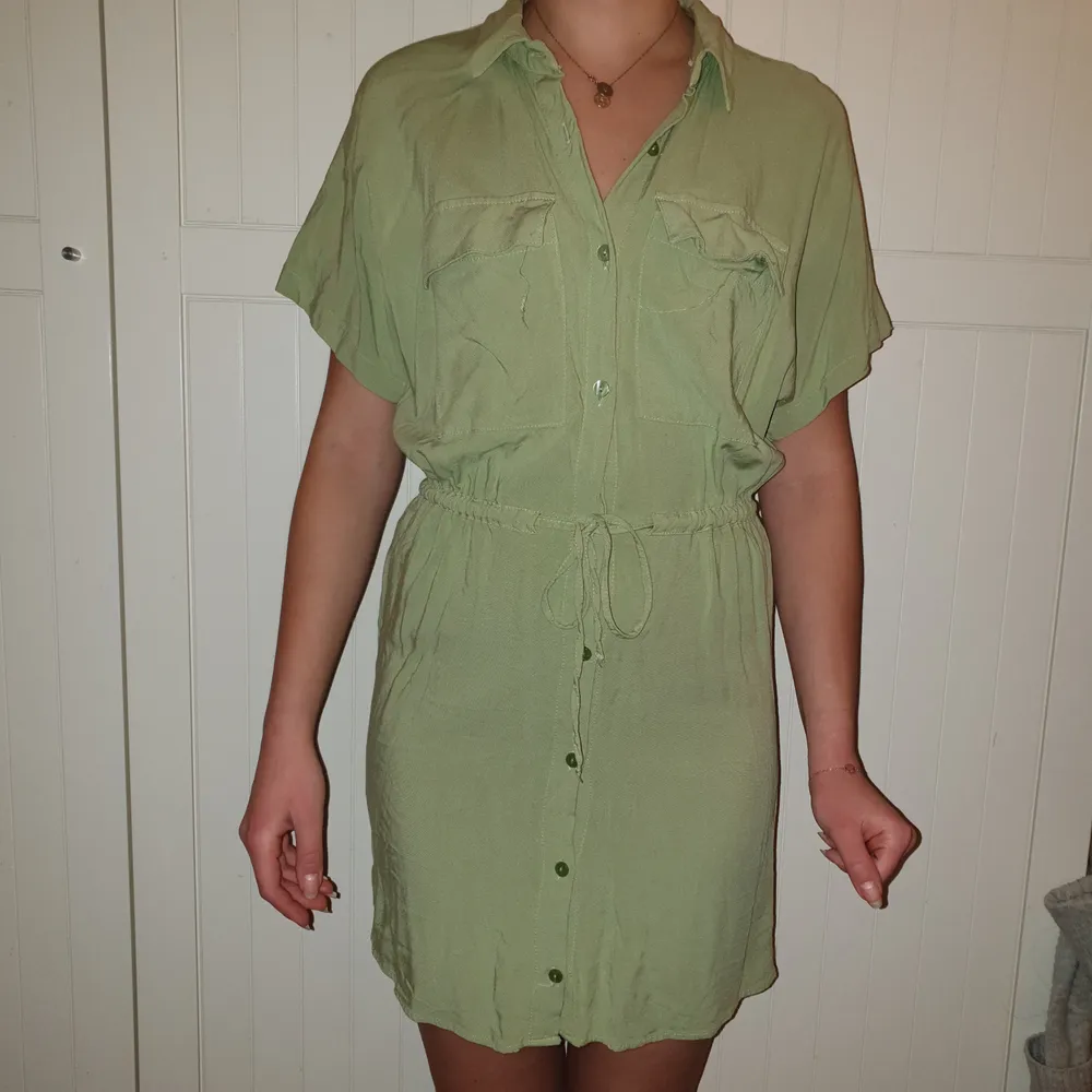 En grön klänning från bershka. Jag e 163 cm lång o klänning slutar i mitten på mina lår. . Klänningar.