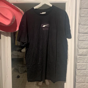 Oversized puma tshirt  - Loggan är broderad och den är använd fåtal gånger, referens för storlek är att jag bär S i vanliga fall och så sitter den på mig. 150 är ink frakt