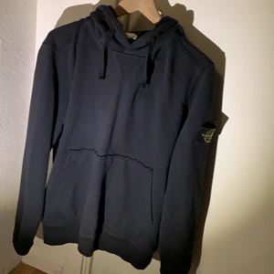 Stone island hoodie  -  En svart Stone island hoodie i storlek S. Bra skick men finns ett litet litet hål fast på baksidan av hoodien som man inte tänker på alls. Köpt på NK i Stockholm för 2199
