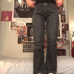 Supernajs svartgrå jeans! Assnygg wash ”Light Weight Black”, liten bootcut och medelhög midja. Märkta som W&L32 men jag är vanligtvis 28-30 typ (38/40, 175cm). 100% bomull. En liten slitning i ena bälteshylsan (bild 3) men annars i jättefint skick! [Frakt tillkommer <3]