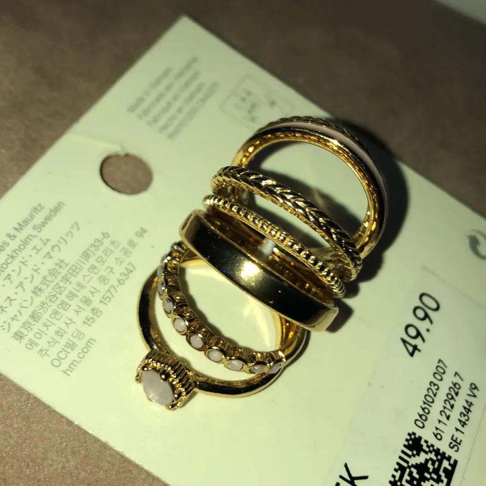 Säljer helt nya ringar i guld o lila de är tyvär för små köpte de på h&m . Övrigt.
