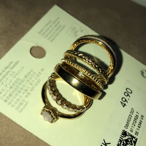 Ringar i guld o lila  - Säljer helt nya ringar i guld o lila de är tyvär för små köpte de på h&m 