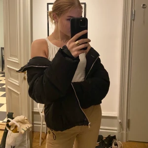 Trendig vinterjacka, HM, S - Eftertraktad vinterjacka från HM i storlek Small. Väldigt snygg passform👌🏻🥰