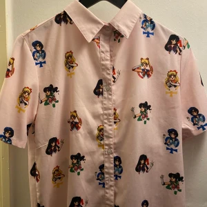Sailor moon skjorta  - Använd ett fåtal gånger. relativt bra skick 