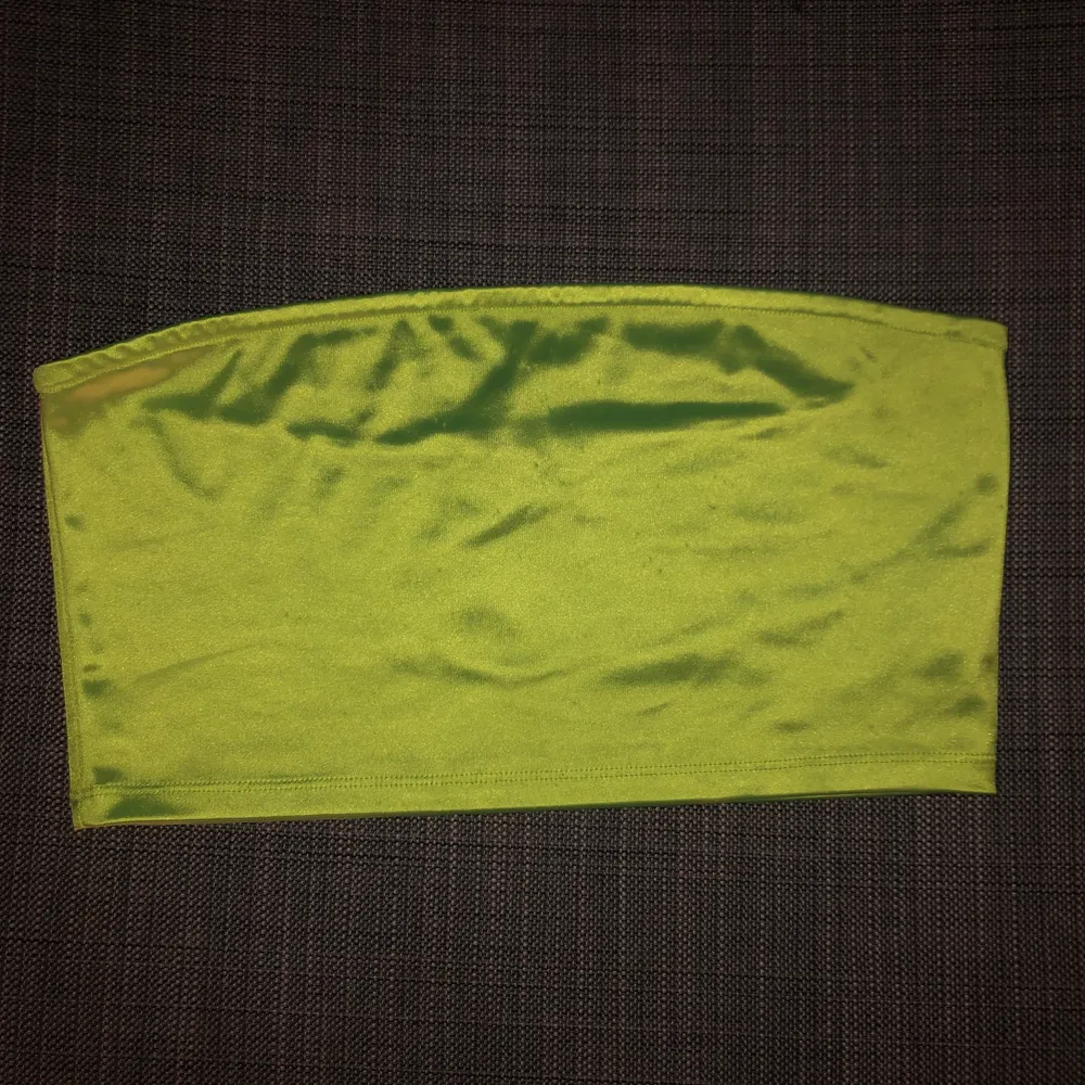 Neongrön/gul silkes bandåtopp från H&M. Storlek: M Passar folk med både större och mindre byst. #bandåtop #grön #neon #silke Nypris: 99kr Kostnad: 10+22 i frakt 🧚🏼🐸🐍🦜☘️🌛. Toppar.