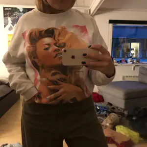 Jättesnygg Beyoncé sweatshirt från Carlings som jag köpte för ca 2 år sedan. Har inte använt den mycket så den är i ett mycket fint skick. Är i storlek S men passar både större och mindre storlekar, jag är M-L. Nypris: 500kr  Kostnad: 100+f 💗🦁🐌👅🐮