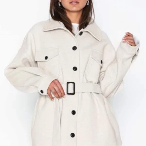 Populära kappan från nelly - Säljer denna slutsålda kappa från nelly i storlek 34