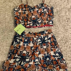 Två delar dress - Super fin o söt outfit! Använd vid 1 tillfälle för fotografering! Fler bilder skickas vid önskning!