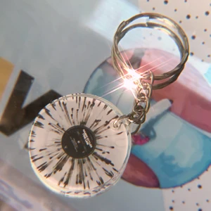 Harry Styles nyckelring 💕 - FINE LINE NYCKELRING 🔐 3x3 cm, handgjord i resin och så himla söt 🥺💖 Frakt 10kr ✨