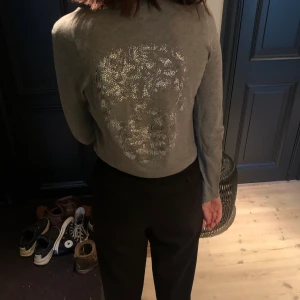 Zadig tröja med pärlor på ryggen! - Zadig & voltaire tröja med u- ringning och pärlor på ryggen. Storlek S och i nyskick. Köpte i Paris för 2år sedan ungefär 