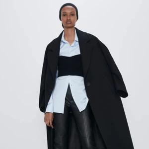 Stickad topp från ZARA - En svart topp från ZARA i storlek M, jättefin att ha under cardigans och skjortor men även över tröjor!!💓