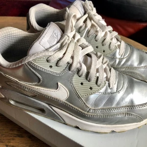 Nike Air Max - Sparsamt använda, bra skick! Jag har strl 39 och dom passar perfekt ändå, dom är små i storleken.