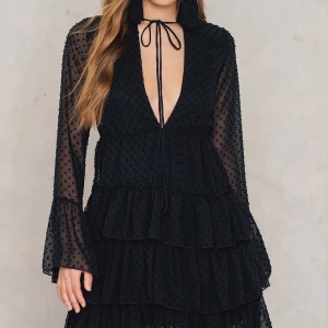 Klänning - Supersnygg och smickrande klänning från BOOHOO! Använd fåtal gånger! storlek m men passar också s