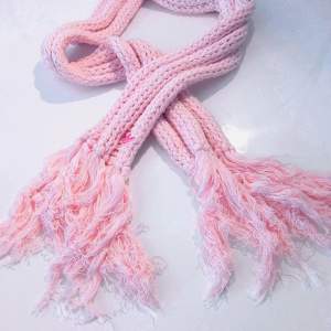Så fin ljusrosa halsduk från Adidas, väldigt ovanlig och går inte att få tag på i affärer längre så passa på att köpa nått unikt till vintern 😃 den är dessutom i nyskick 👌. Finns i Västerås 🌸🌸🌸 