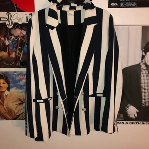 Randig Kavaj - Svart&VitRandig kavaj från H&M som är använd ca 3 gånger. Passformen är ganska liten för att vara en 42:a, så skulle rekommendera 36-40 #kavaj Nypris: 299kr Kostnad: 70+frakt