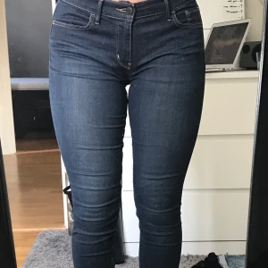 Levis jeans - Mörkblå Levis jeans :) knappt använda, super fint skick! Dem passar bra på mig som är storlek M. 