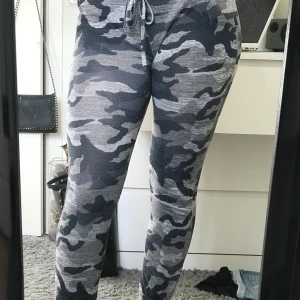 Mjukis byxor  - Militär mjukisbyxor från Madlady :) passar mig som är S/M men lappen med storleken har jag tyvärr klippt av. Använda men bra skick!