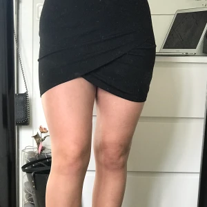 Svart kjol - Svart tight kjol från Gina Tricot. Den går om lott fram och materialet är stretchigt och skönt! Storlek XS men på bilder ser ni hur den sitter som mig som är M men för att den är så stretchig passar den XS-M skulle jag säga :)