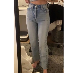 Zara jeans  - Super fina jeans från zara. Storlek 32. Dom är raka i modellen och sitter super fint. Buda i kommentarerna! HÖGSTA BUD: 150kr💞🦋