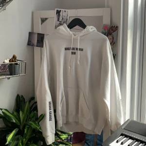 Ariana grande hoddie - Hör av er vid frågor, eventuell frakt tillkommer❤️❤️ står storlek L men sitter nice oversized på mig som vanligtvis är S/M