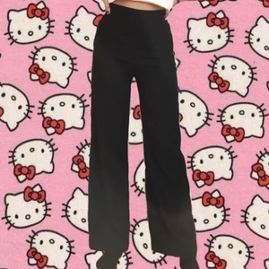 Kostymbyxor  - Svarta snygga kostymbyxor från Lindex i stl 34! Sitter jättesnyggt! (Köpare står för frakten, 44kr📦) BETALNING SKER VIA SWISH 