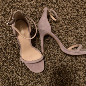 Klackskor - Pastelllila klackskor i mocka. Stilettklack. Använda 1 gång. 