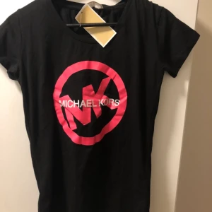 Mikael kors sett - Kopia, storlek S/M. Prislapp på