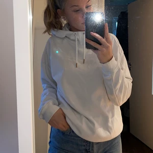 Vit hoodie - Fin vit hoodie från stadium(soc)💗 använt fåtal gånger 💗 köparen står för frakten