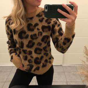 En stickad tröja i leopardmönster ifrån Primark i storlek xs. Köparen står för frakten🥰