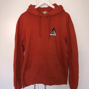 Orange hoodie strl M - Super fin orange hoodie från H&M, från herravdelning strl M perfekt oversized på mig som brukar ha M.