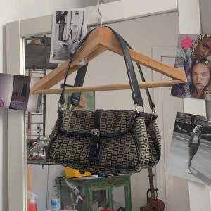 Retro hand väska - Hör av er vid frågor🌟 budgivning vid flera intresserade! Eventuell frakt tillkommer❤️