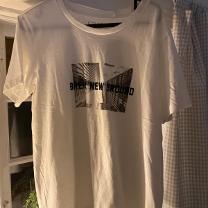 T-shirt  - Oanvänd vit T-shirt. Storlek M
