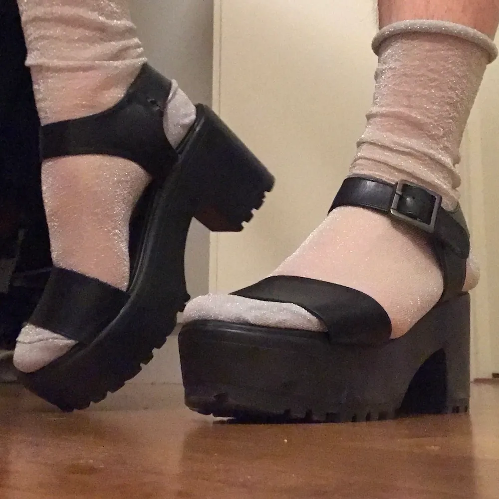 Ett par jättefina sandalskor med en heel. Skorna är så fina med ett par strumpor under till höst och perfekta utan strumpor till sommaren. Very classy ❣️. Skor.