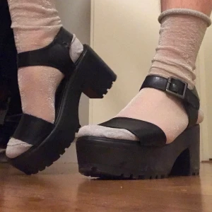Chunky heel sandalplatåskor - Ett par jättefina sandalskor med en heel. Skorna är så fina med ett par strumpor under till höst och perfekta utan strumpor till sommaren. Very classy ❣️