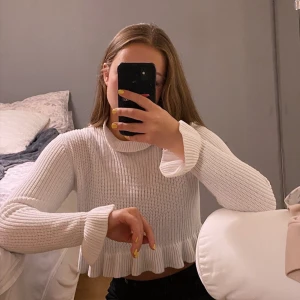 Stickad volangtröja -  Suuuuperfin vit stickad tröja från Nakd, lite croppad modell med volang i krage armar och nedantill! Älskar denna tröja men tror den kommer komma till mer användning i någon annans garderob! Strl M men passar likaväl S! 