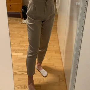 beiga byxor från monki - säljer dessa beiga byxor för att de tyvärr är för små.. jag är 168 och tror att de passar bättre på någon lite kortare. Annars sjukt snygga och bekväma! Fint skick 😌 kan mötas i Lund/Malmö annars står köparen för frakt 💓