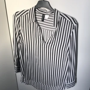 Blus hm  - Randig blus jättefin på tyvärr för liten för mig så de ger ingen rättvis bild