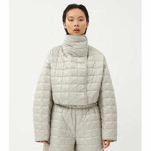 Ny quilted jacka! - Helt ny quilted jacka från weekday! Använd en gång, finns fortfarande i butik. Säljer då jag behöver pengar haha. Nypris 900kr, säljer för 299 + frakt. En knapp är lite trasig men den fungerar fortfarande utan problem! Jag är vanligtvis strl S men tog jackan i M då den är väldigt croppad annars men den varken ser eller känns stor 💕