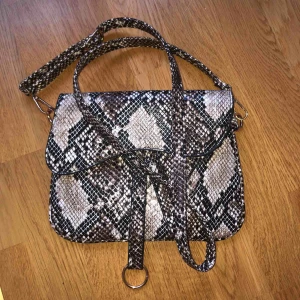  - Snakemönstrad väska från Boohoo, nyskick. Köparen står för eventuell fraktkostnad.