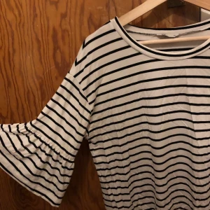 Randig tröja  - Randig tröja med volangärmar från Cubus. Nästan aldrig använd, som ny