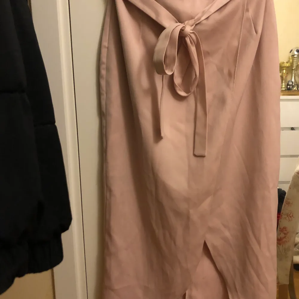 Gammelrosa kjol från river island med slits och knytning i midjan.  Tyvärr är den för liten för mig . Använd ca 5 gånger.   Storlek: 10, ungefär S eller liten M Inköpspris: 649 kr . Kjolar.