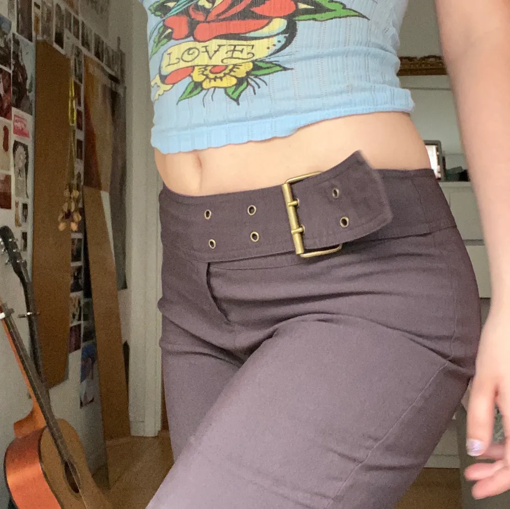 great dark purple/brown trousers that were bought secondhand. they fit we and i usually wear a S/M and am 170cm tall. shipping is 59kr. Jeans & Byxor.