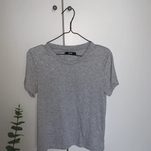 Grå T-shirt Stl S - Grå T-shirt från bikbok i Stl S, endast använd på bilden ovan. Köparen står för frakten☺️