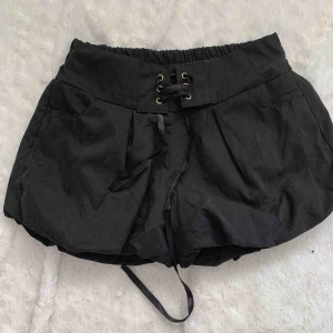 Shorts XS - Nya shorts marinblå  sydda som ballong  i silke material , fodrade, storlek xs