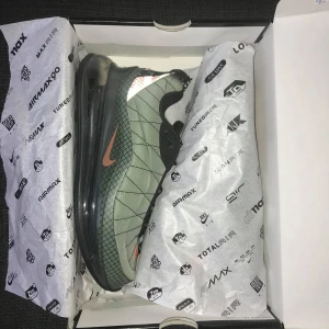 Nike Mx-720-818 - Säljer killens Air Mx pga det ej passade honom provade ett par ggr ☺️ möter upp i Sthlm.       nypris 2049:-