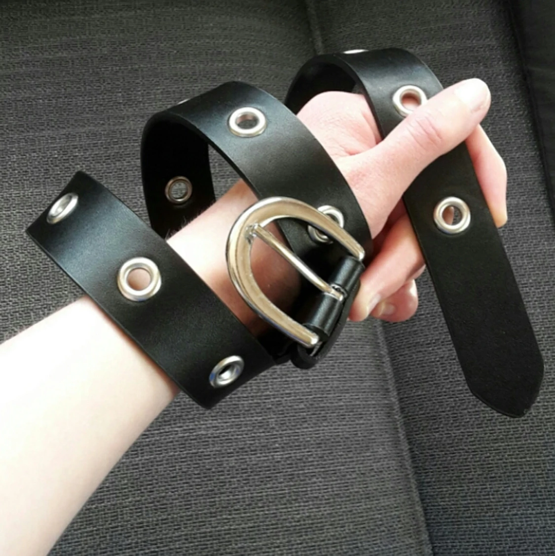 Svart öljett skärp