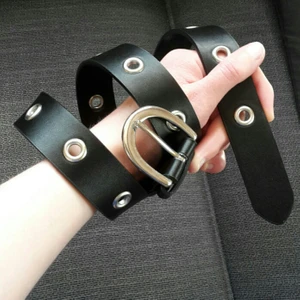 Svart öljett skärp - Ursnygg bälte med öljetter. Köpte här på plick, men tyvärr så passar den inte mig, så säljer den vidare. Sturdigt och bra skick! 