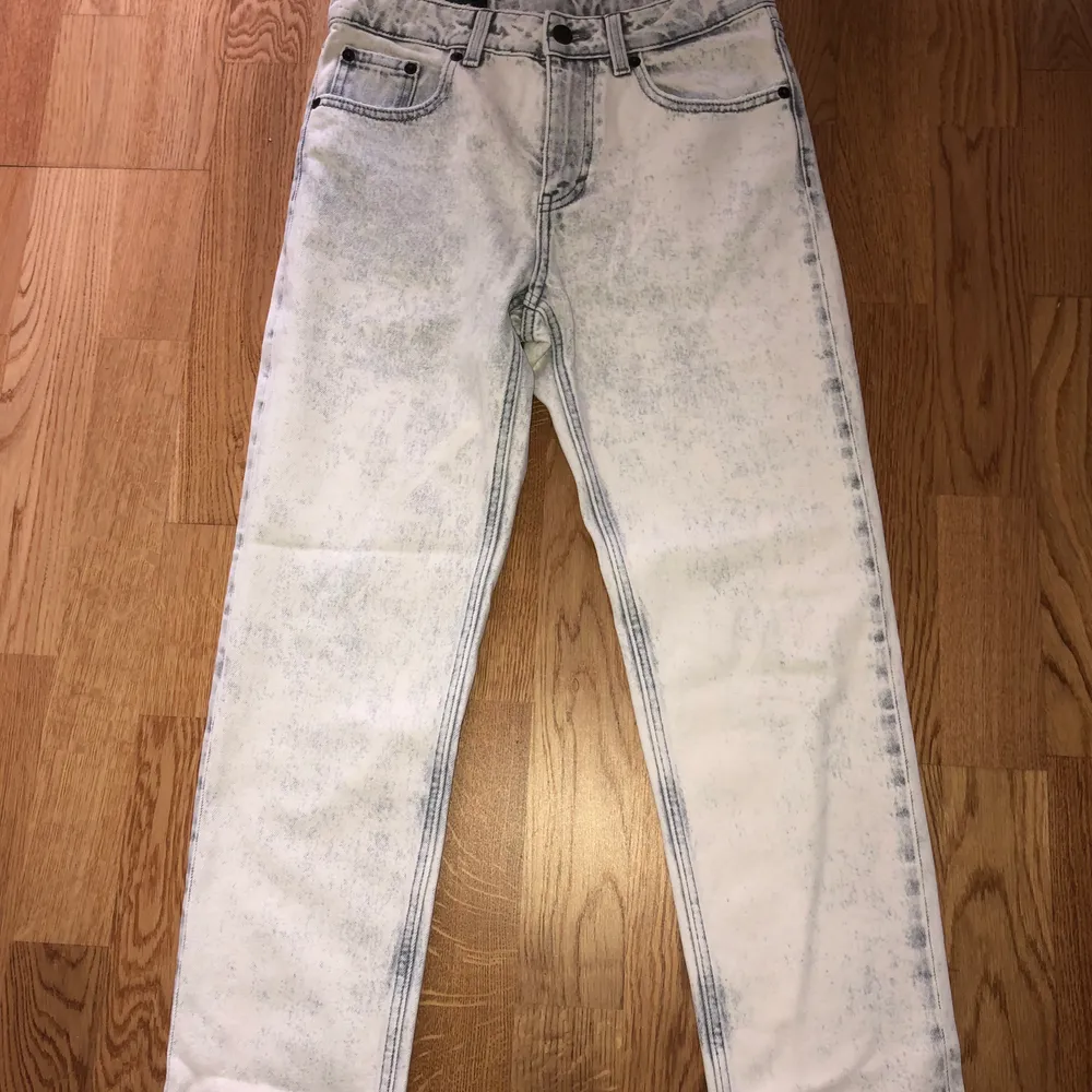 Superfina helt oanvända jeans ifrån cheap monday! 🤍Prislappen sitter på då jag beställde fel storlek och aldrig skickade tillbaka dem. (Frakt tillkommer) . Jeans & Byxor.