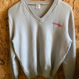 Grå långärmad tröja - Stickad tröja från innan 00-talet ❣️ ganska fint skick, aningen ”nopprig” och en liten tråd på loggan men som lätt kan klippas bort (se andra bilden) 🌟 Frakt betalas av köparen, hör av er vid frågor 🔥
